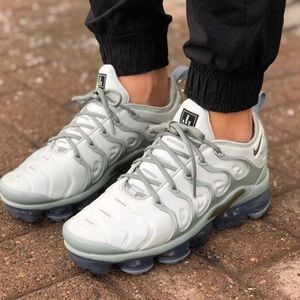 silver nike vapormax